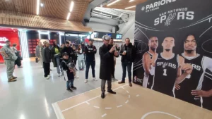 File d'attente de visiteurs devant un stand immersif VR lors d'un evenement sportif