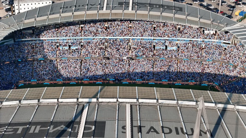Supporters vivant une fan experience VR dans une fan zone lors d'un événement sportif