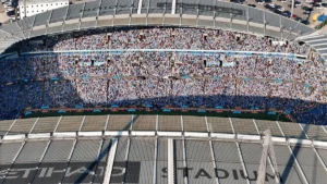 Supporters vivant une fan experience VR dans une fan zone lors d'un événement sportif