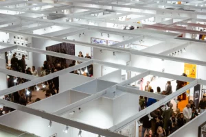 Visiteurs nombreux devant un stand immersif sur un salon professionnel