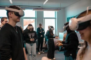 Collaborateur en formation immersive avec un casque de réalité virtuelle en entreprise