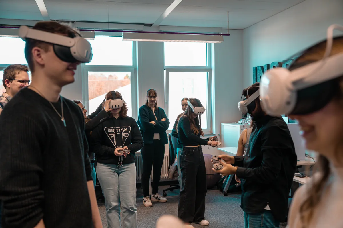 Collaborateur en formation immersive avec un casque de réalité virtuelle en entreprise
