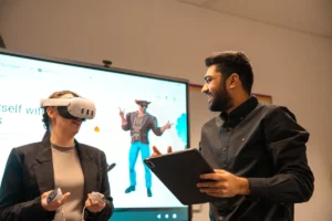 Équipe projet utilisant un casque de réalité augmentée pour visualiser une maquette 3D en réunion