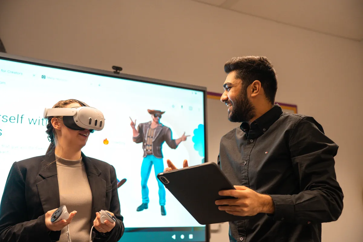 Équipe projet utilisant un casque de réalité augmentée pour visualiser une maquette 3D en réunion