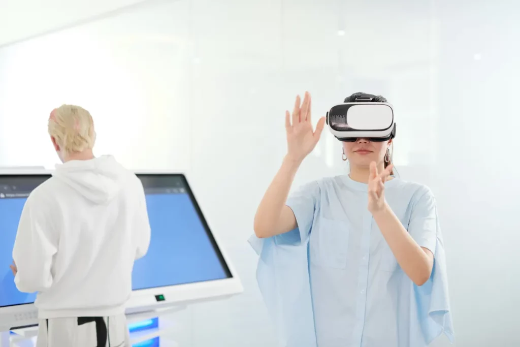Visiteurs interagissant avec un écran tactile et un dispositif de réalité augmentée lors d'un événement d'entreprise