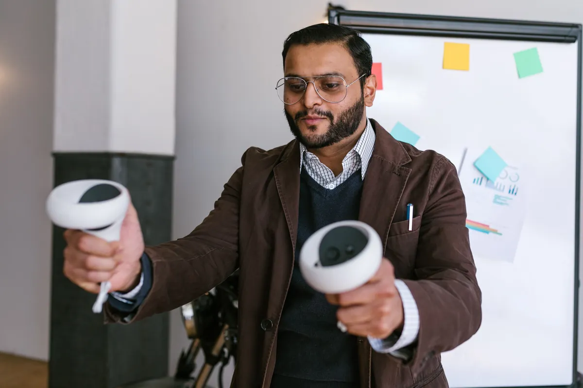 Conseiller commercial faisant découvrir un configurateur en réalité virtuelle à un client dans un showroom