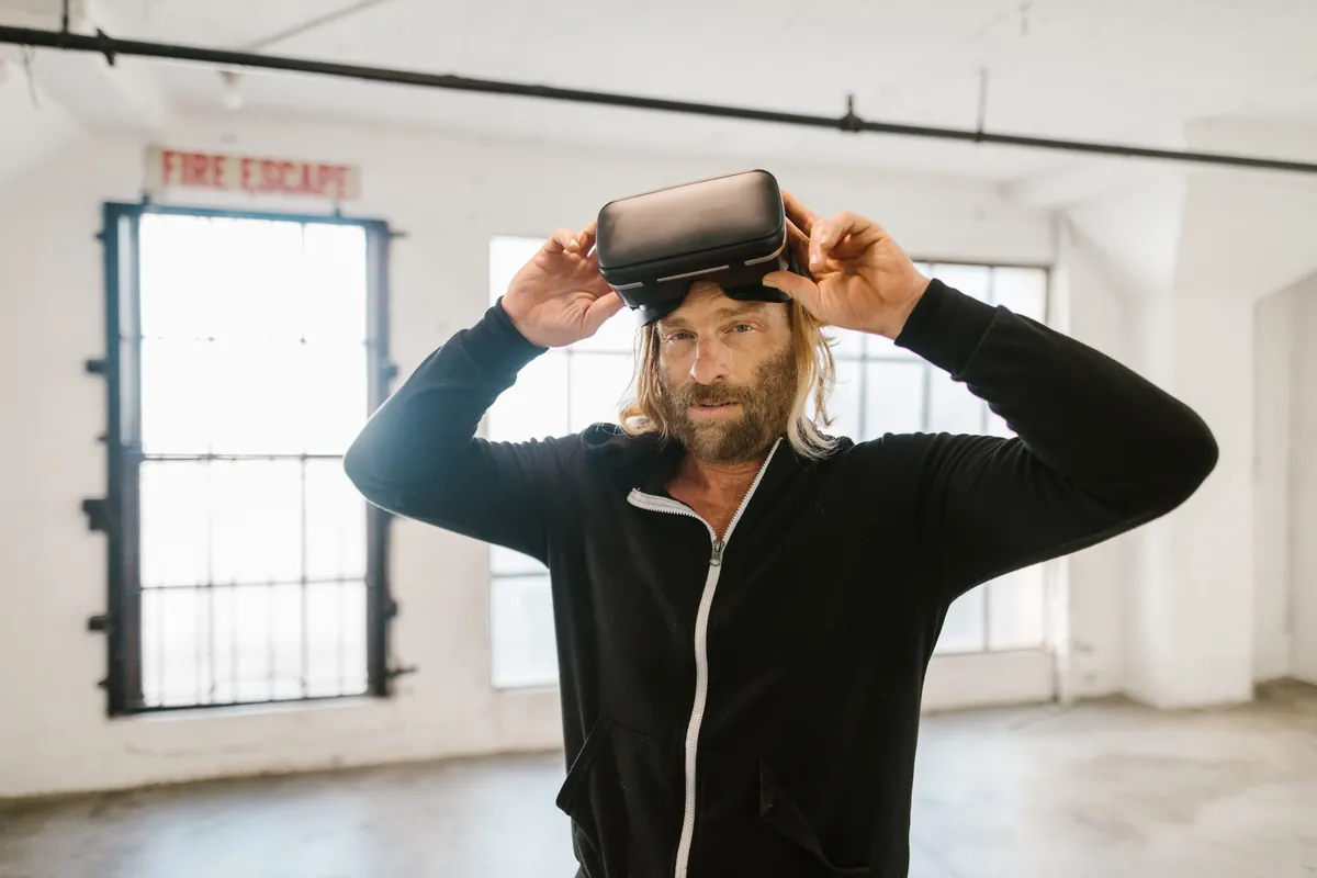 Salarié équipé d'un casque VR pendant une formation sécurité en environnement industriel