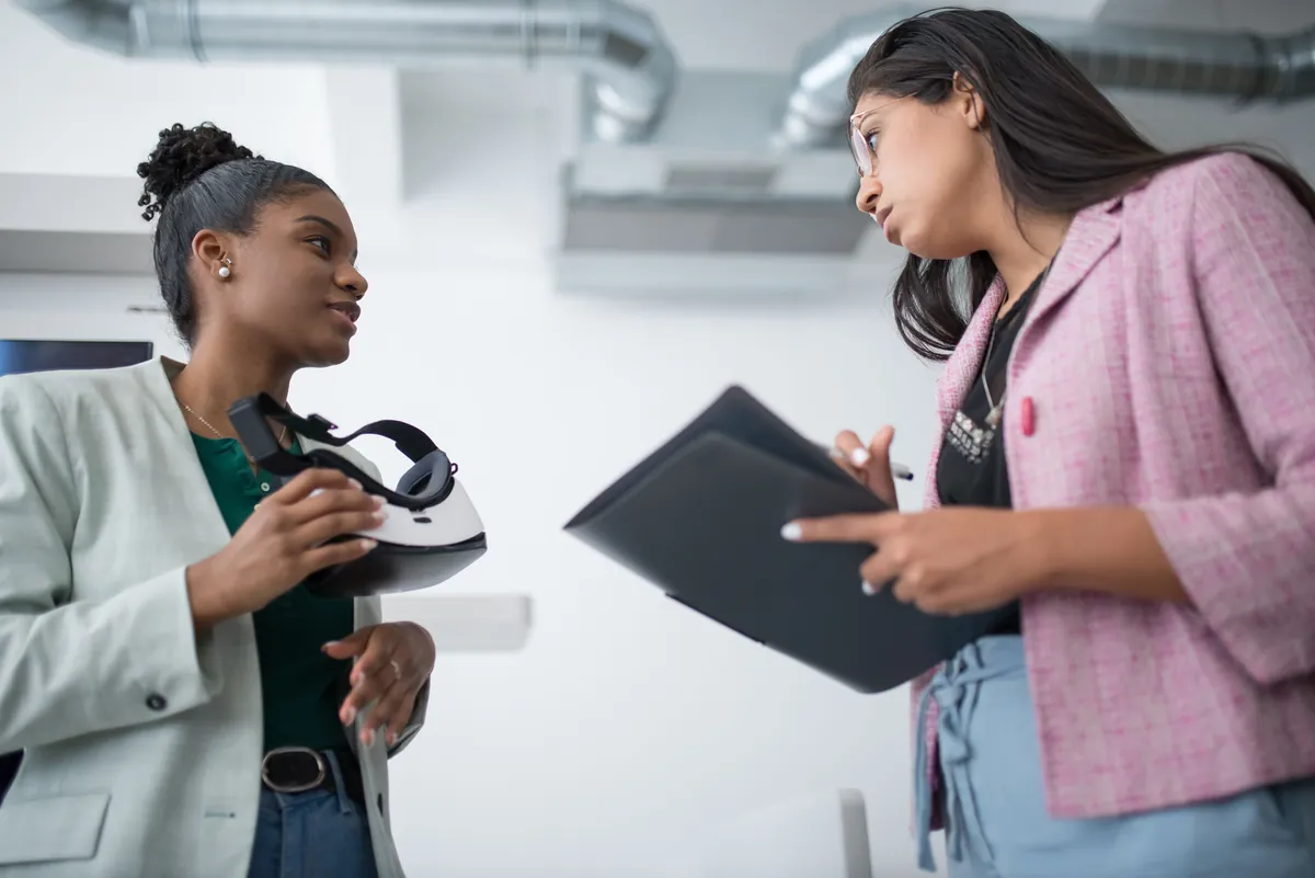 Collaborateur s'entraînant à un entretien de vente en formation VR