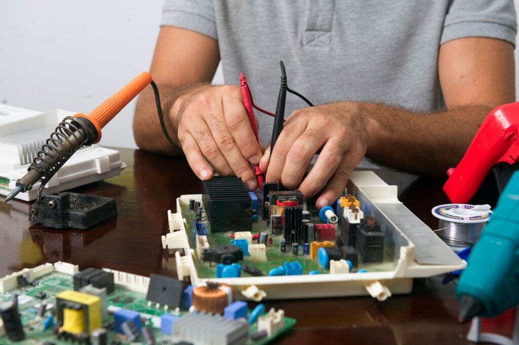 Technicien sur une carte électronique - reconversion et formation VR Uni-Wave