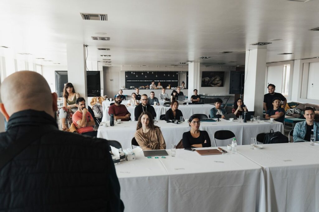 Public attentif lors d'un événement d'entreprise - brand experience immersive Uni-Wave