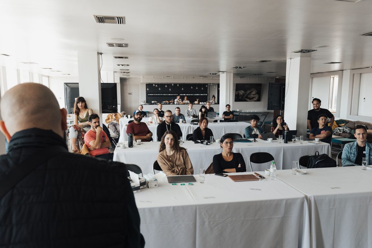 Public attentif lors d'un événement d'entreprise - brand experience immersive Uni-Wave