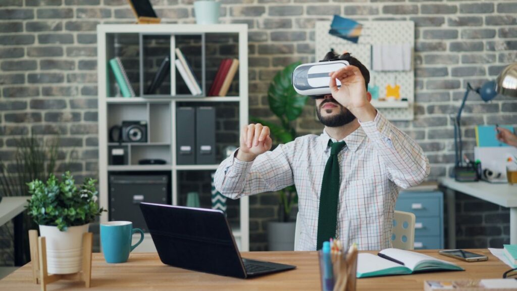 Professionnel en formation immersive VR au bureau - Uni-Wave