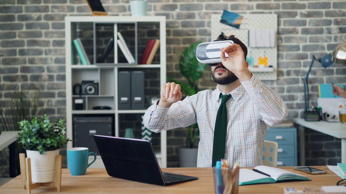 Professionnel en formation immersive VR au bureau - Uni-Wave