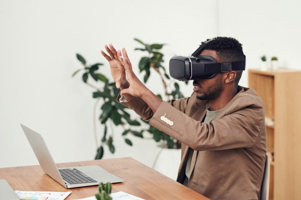 Collaborateur en formation par simulation immersive avec un casque VR - Uni-Wave
