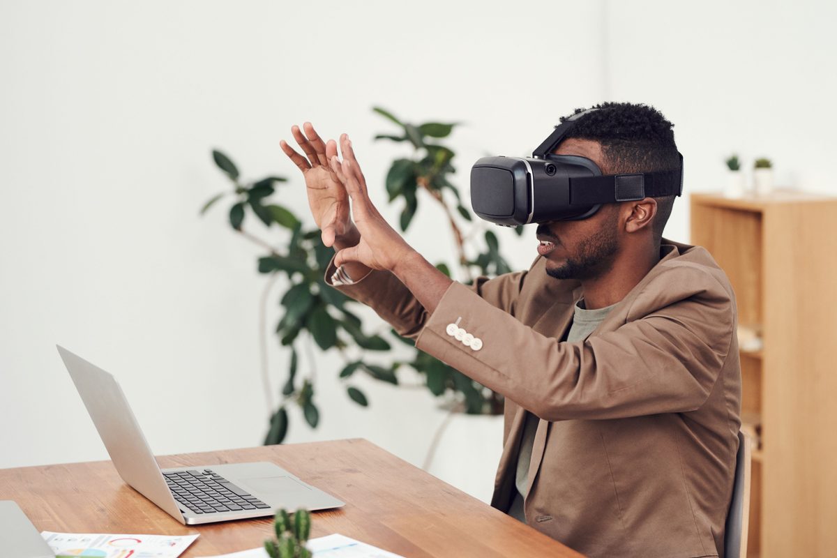 Collaborateur en formation par simulation immersive avec un casque VR - Uni-Wave