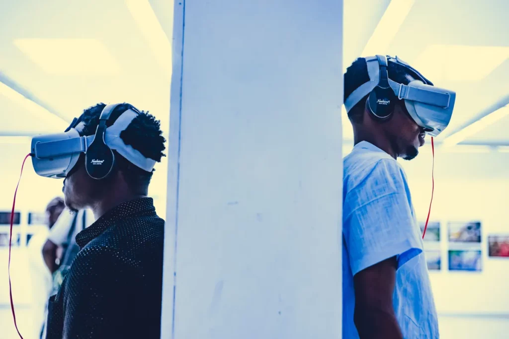 Visiteurs testant une expérience immersive sur un stand lors d'un salon professionnel