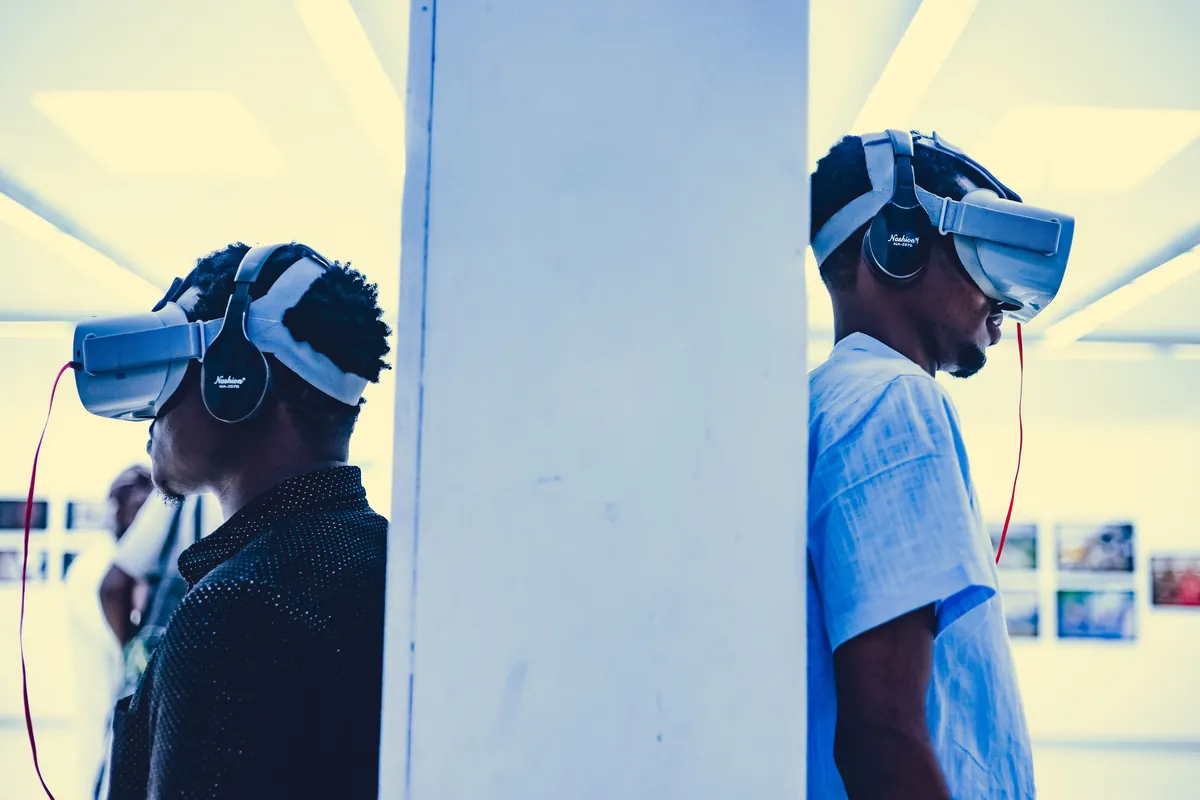 Visiteurs testant une expérience immersive sur un stand lors d'un salon professionnel