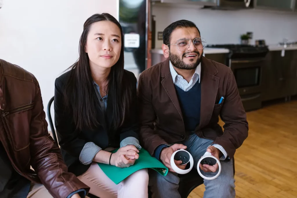 Professionnels en entreprise comparant plusieurs casques de réalité virtuelle lors d'une session de formation