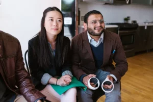 Professionnels en entreprise comparant plusieurs casques de réalité virtuelle lors d'une session de formation