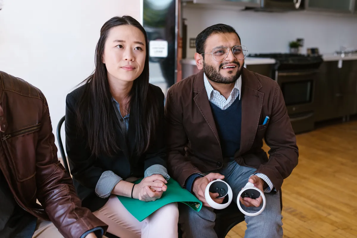 Professionnels en entreprise comparant plusieurs casques de réalité virtuelle lors d'une session de formation