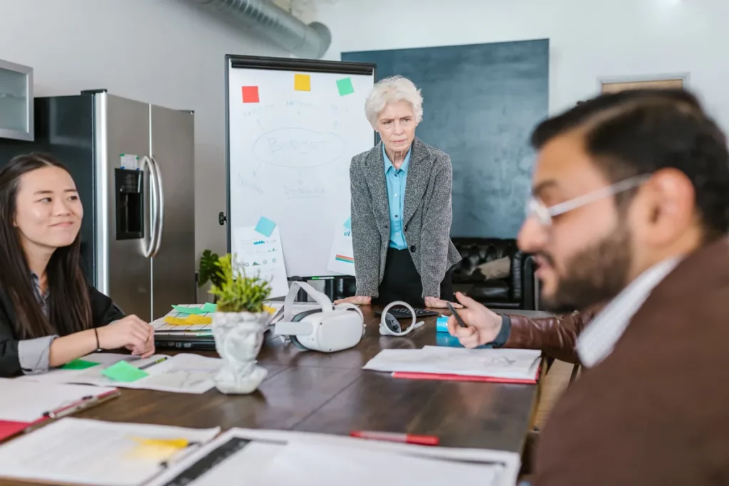Un nouveau collaborateur porte un casque de réalité virtuelle pendant une session d'onboarding en entreprise
