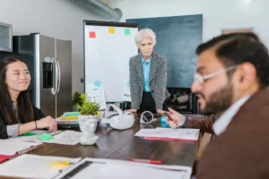 Un nouveau collaborateur porte un casque de réalité virtuelle pendant une session d'onboarding en entreprise