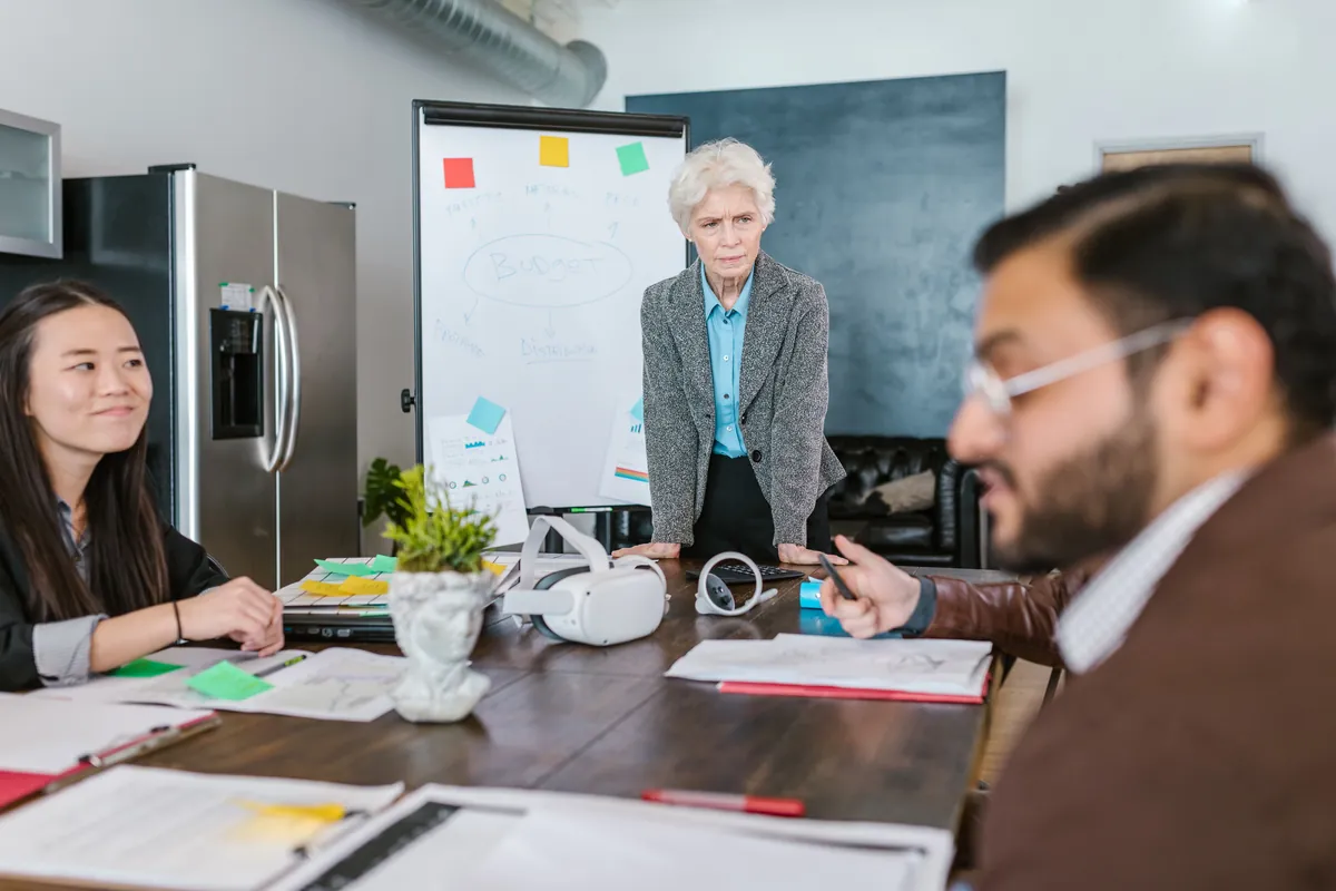 Un nouveau collaborateur porte un casque de réalité virtuelle pendant une session d'onboarding en entreprise