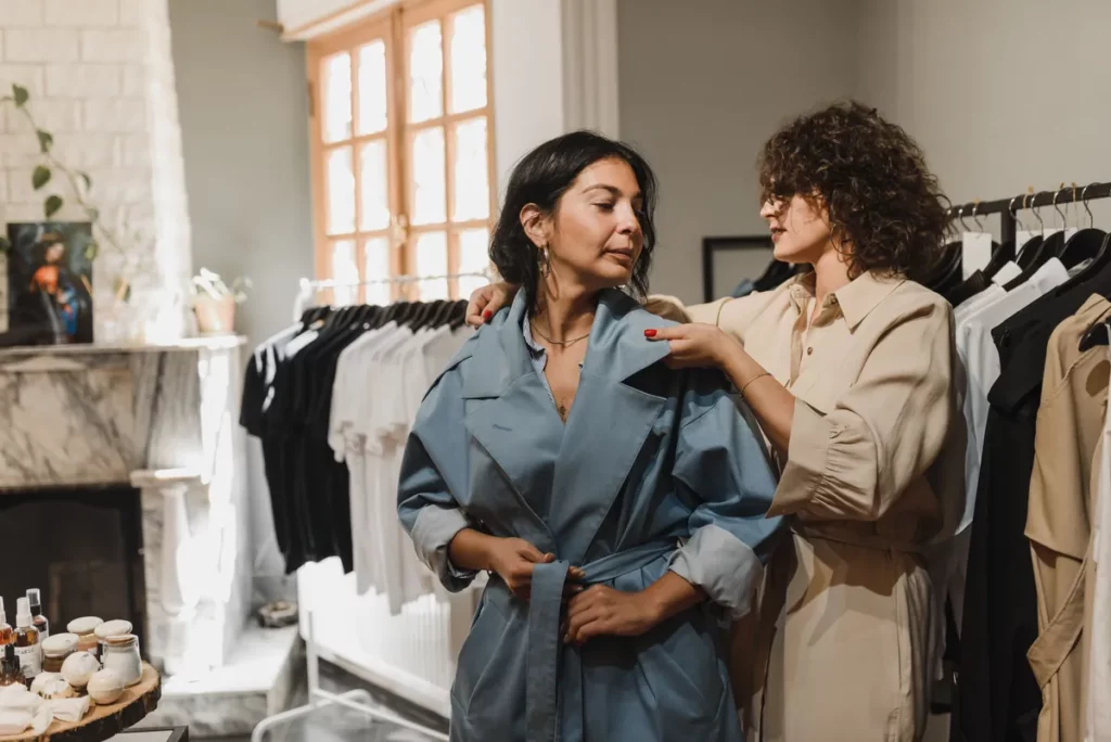 Une cliente teste un dispositif de réalité augmentée avec l'aide d'une vendeuse en magasin