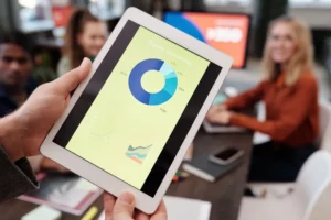 Responsable marketing consultant les données d'engagement d'une expérience immersive lors d'un salon professionnel