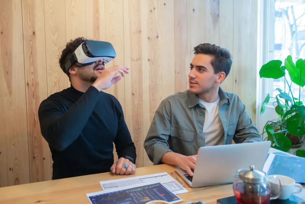 Des invités testent un casque de réalité virtuelle lors d'un lancement de produit en entreprise