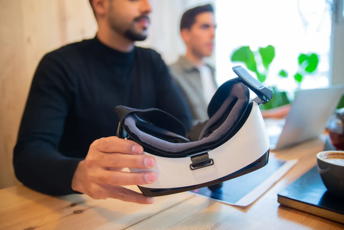 Visiteurs d'un salon professionnel testant une expérience immersive en réalité virtuelle sur un stand