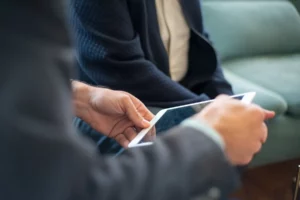 Visiteurs découvrant un dispositif de réalité augmentée sur tablette lors d'un événement d'entreprise