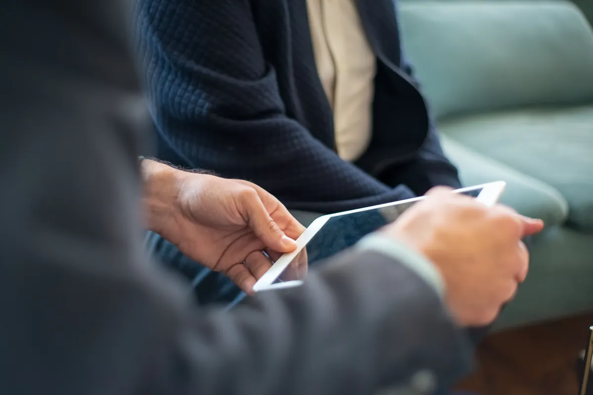Visiteurs découvrant un dispositif de réalité augmentée sur tablette lors d'un événement d'entreprise