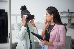 Un conseiller commercial et un client échangent devant un configurateur produit en réalité virtuelle dans un showroom moderne