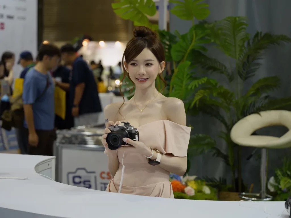 Visiteurs découvrant une démonstration en réalité augmentée sur un stand de salon