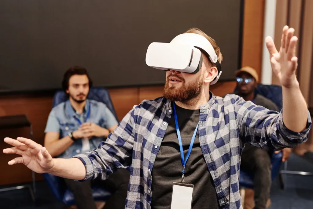 Salariés en atelier suivant une formation en réalité virtuelle avec un formateur