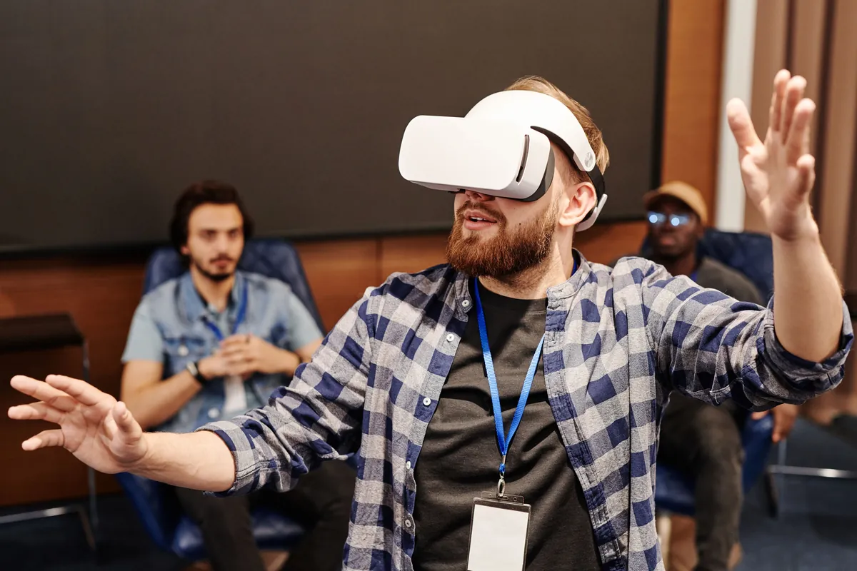 Salariés en atelier suivant une formation en réalité virtuelle avec un formateur